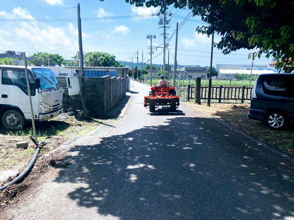 首位はのどかな風景が広がる（写真右側が休憩所）