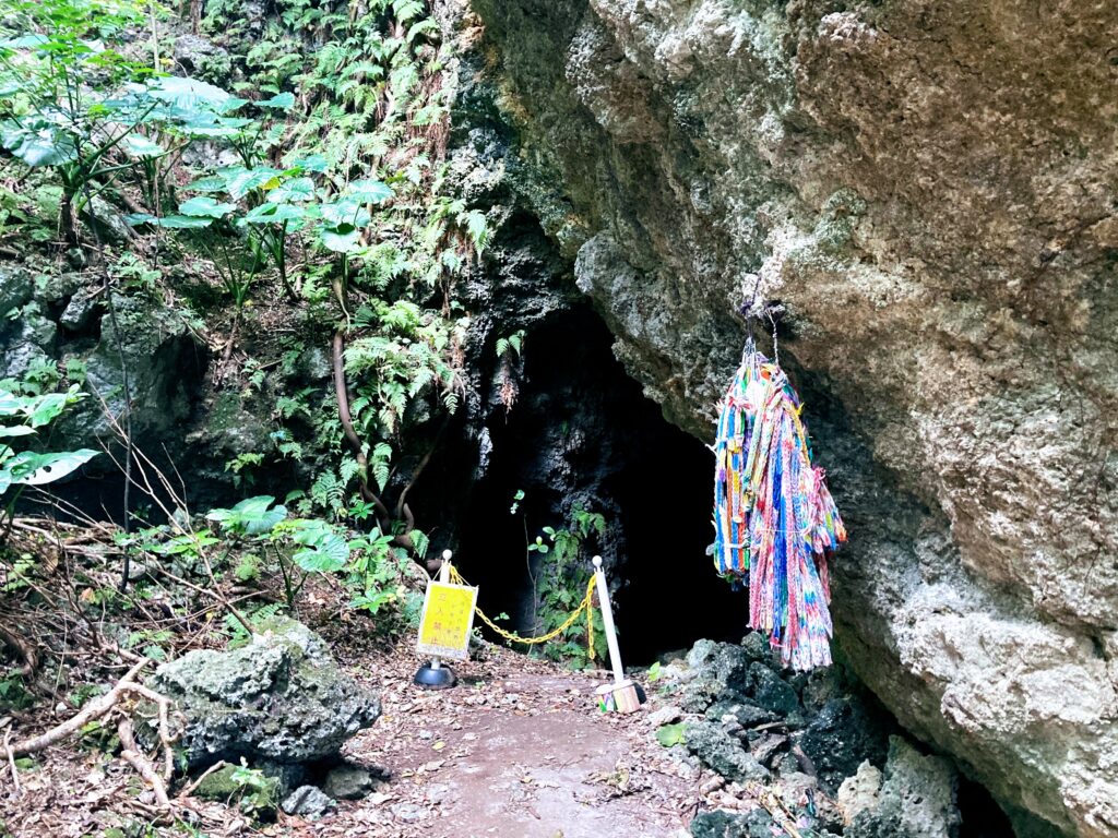 今も八重瀬岳に残る「第24師団第一野戦病院壕」
