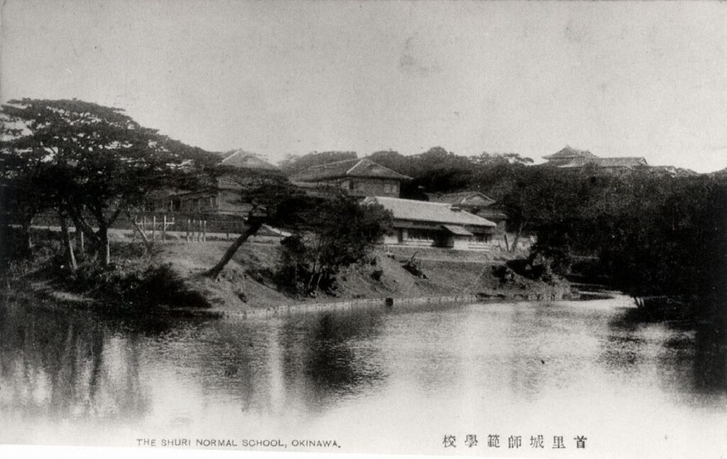 龍潭側から見た沖縄師範学校